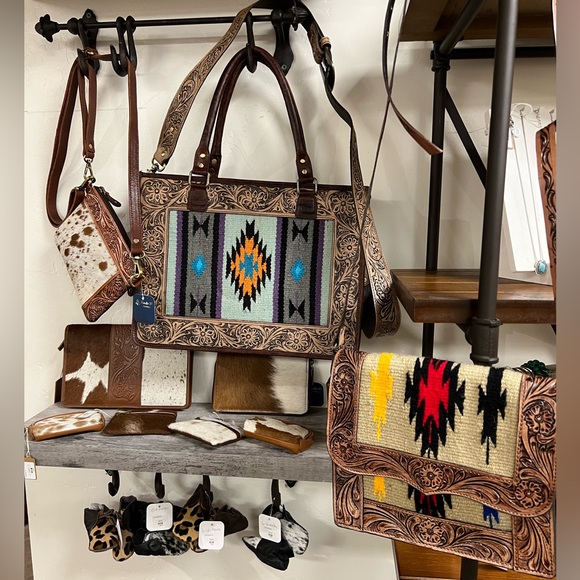 NEW RELEASE Tooled Leather flower Rug Wool flap shoulder bag Boho west Tan Red - Picture 3 of 9